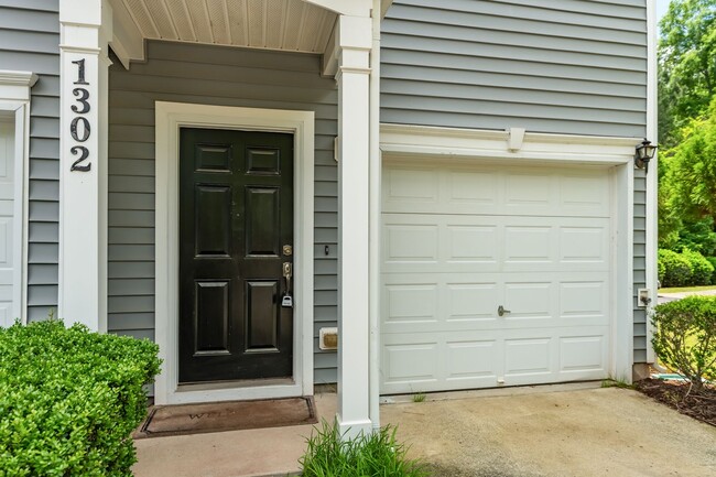 Building Photo - End-unit 2 Bedroom Townhome