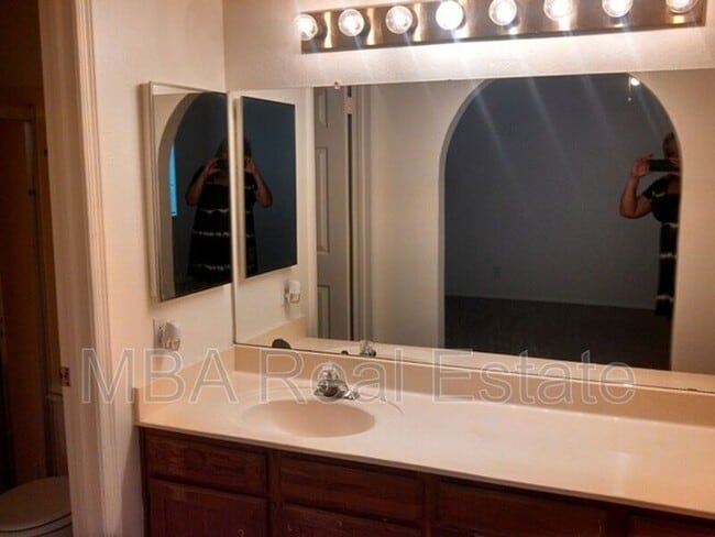 Building Photo - 2211 E Forge Ave