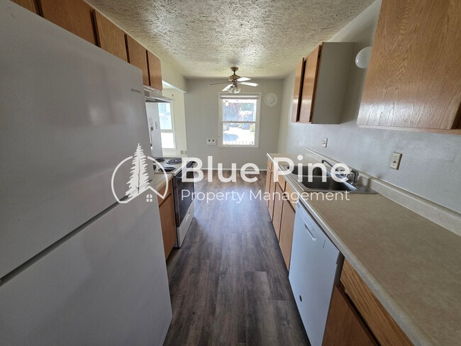 Building Photo - 640 Lincoln Dr