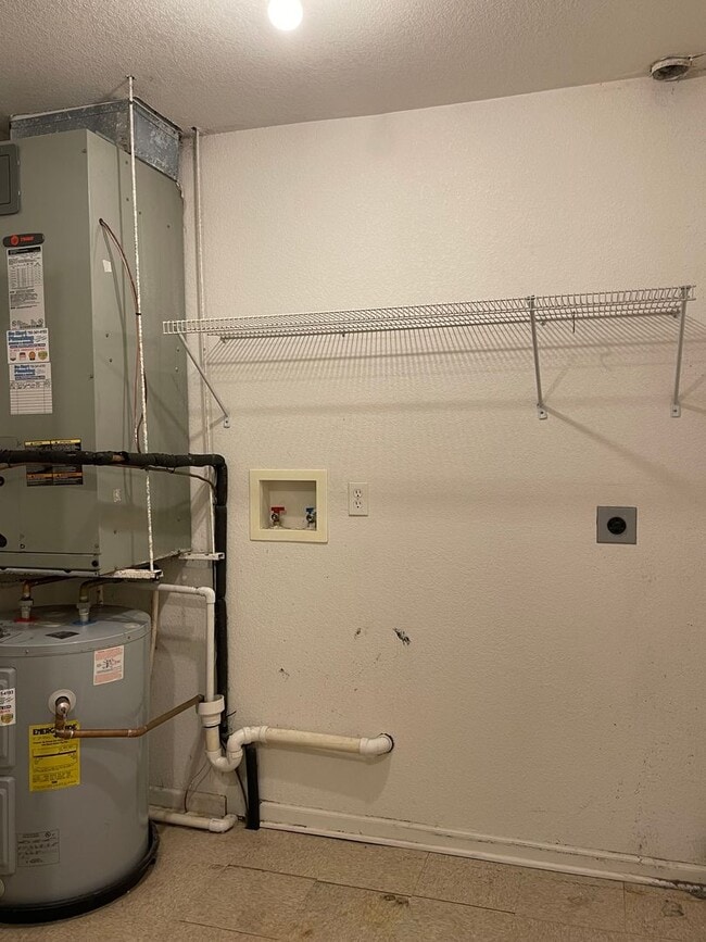 Building Photo - GREAT LOCATION! PLENTY OF STORAGE!