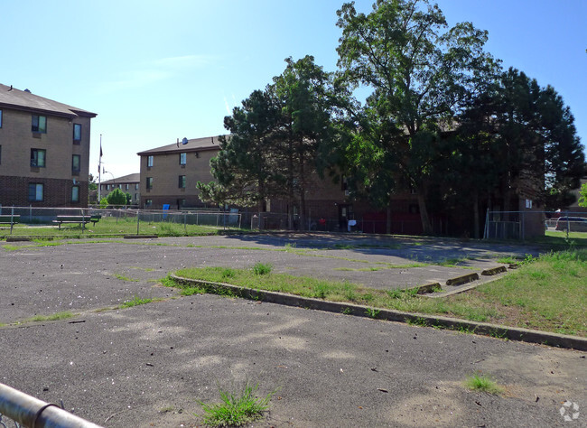 Primary Photo - Sutter Gardens
