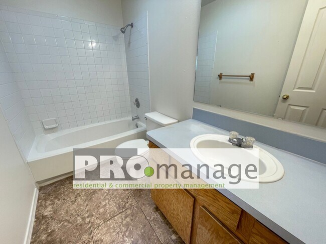 Building Photo - 3 Bed, 1 Bath Apartment w/ 1-Car Garage - Idaho Falls