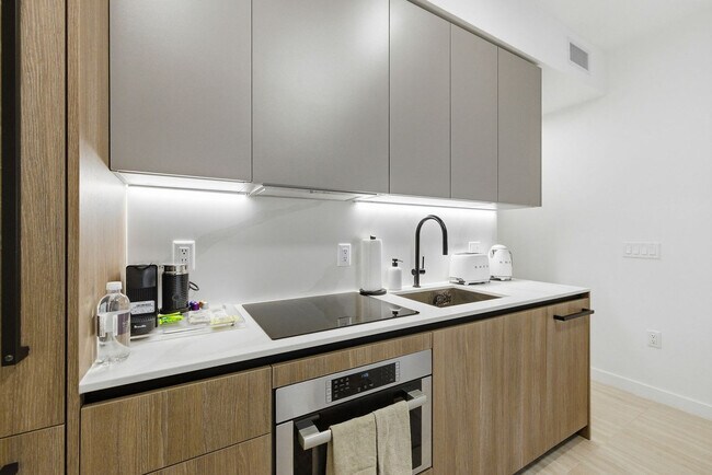 Building Photo - 580 72nd St