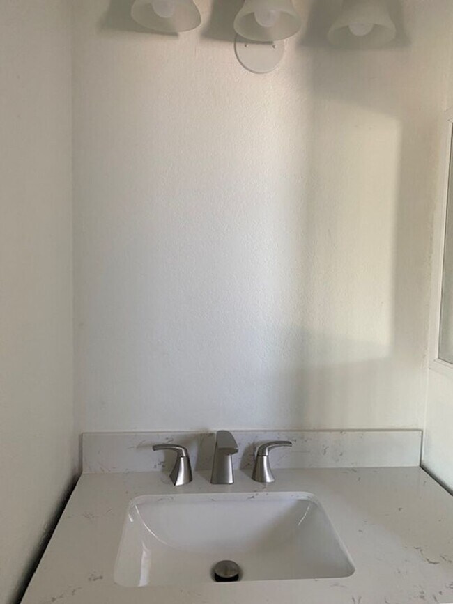 Building Photo - $1,975 For Lease SFH 3 Beds-2 Baths-2 Car ...
