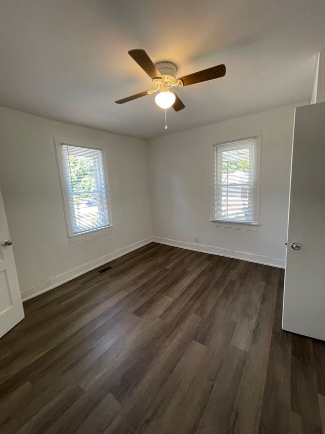 Building Photo - Two Bedroom, One Bath House! Apply-your application fee will be credited to your first month’s re...