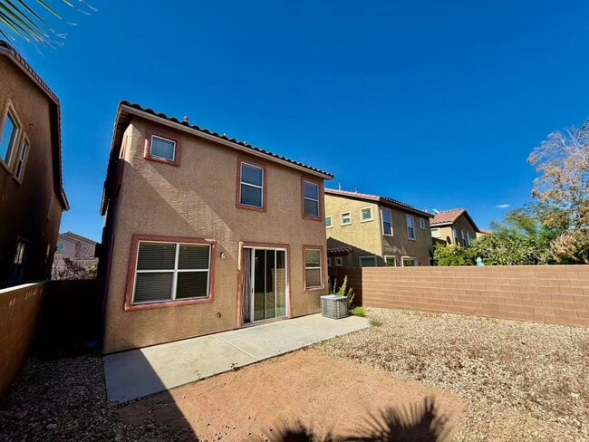 Building Photo - Well-maintained two-story home