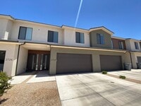 Building Photo - SPACIOUS TOWNHOME AVAILABLE FOR RENT