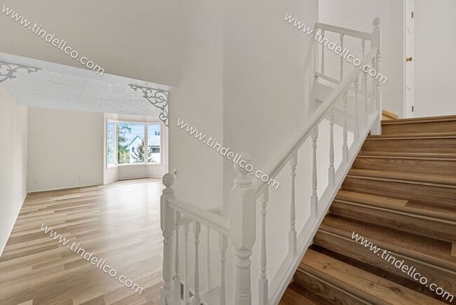 Building Photo - Updated, Spacious 2 Bedroom, Pet Friendly ...