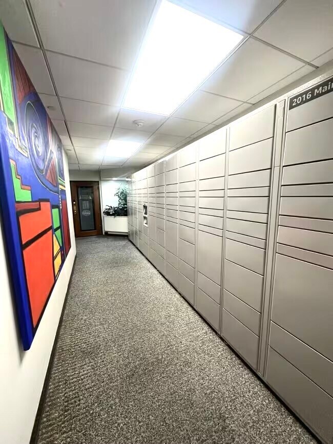 Building Photo - 2016 Main St