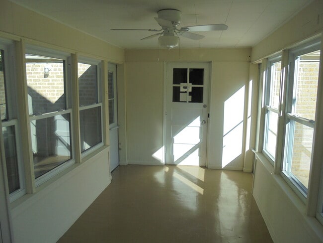 Building Photo - 408 W Sunset Rd