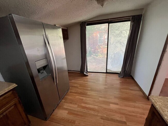 Building Photo - 1 Bedroom Section 8 Home!!