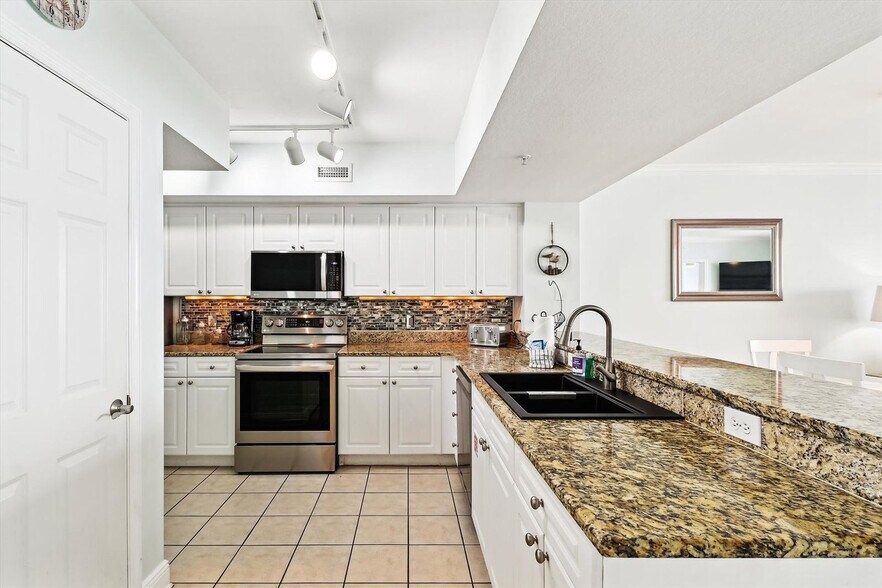 Building Photo - 14701 Front Beach Rd