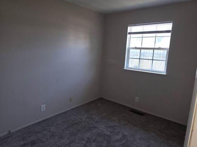 Building Photo - Mishawaka Southside Single family home with Garage