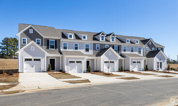 Building Photo - 3 br 2.5 ba townhome with garage