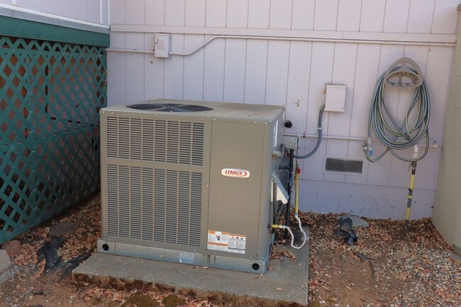 Building Photo - Oroville-Furnished-Turnkey-3 bedroom 2 bath home, hot tub, gazebo, landscaped yard, solar