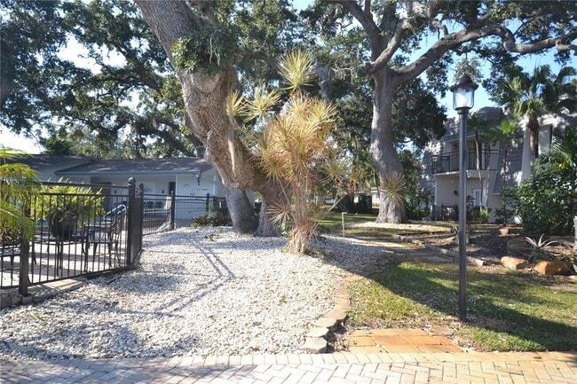 Building Photo - 718 Lyndhurst St