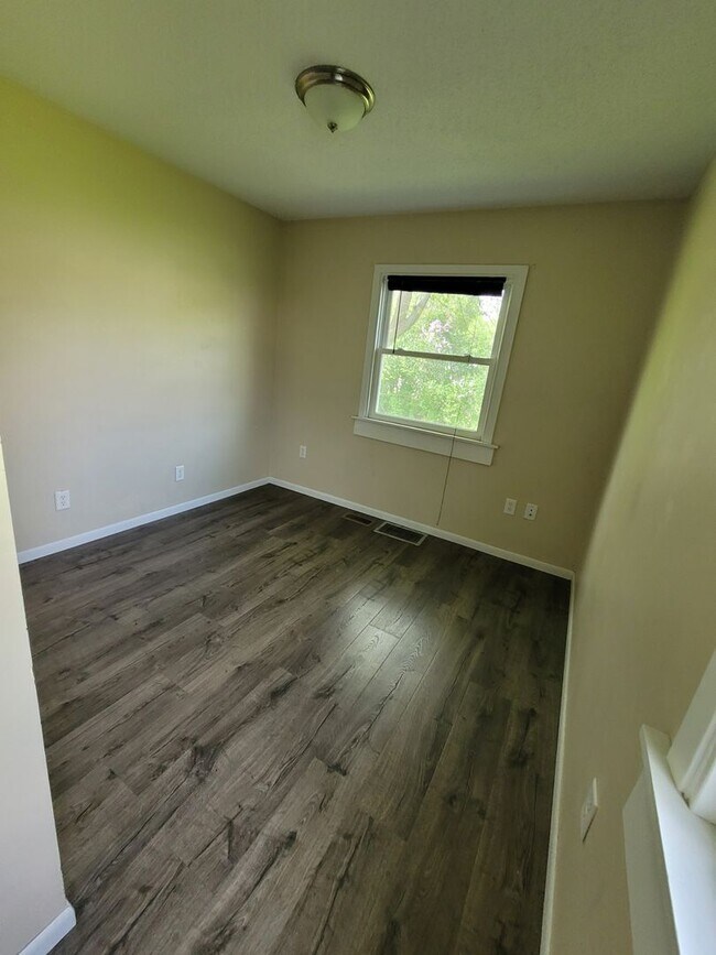 Building Photo - 4 Bedroom/ 3 Bath Home