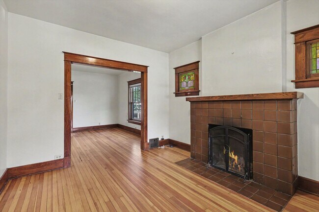 Building Photo - Charming University Neighborhood Home | 2 Bedrooms + Bonus Room