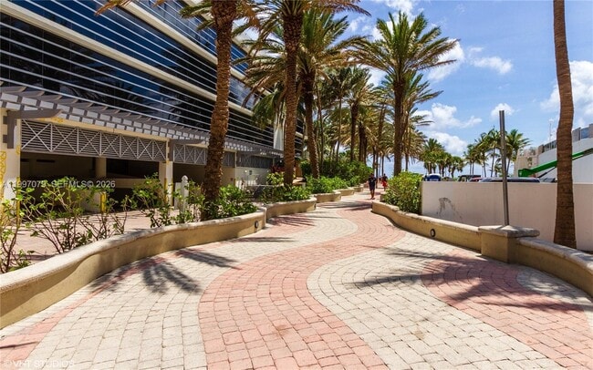 Building Photo - 100 Lincoln Rd