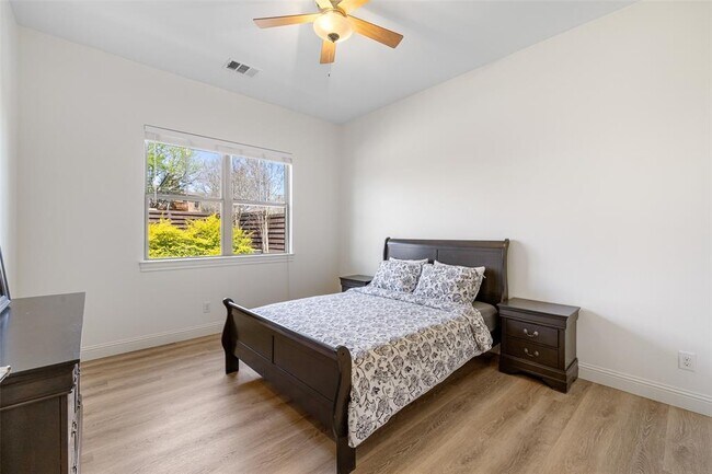 Building Photo - 1017 S Quinlan Park Rd