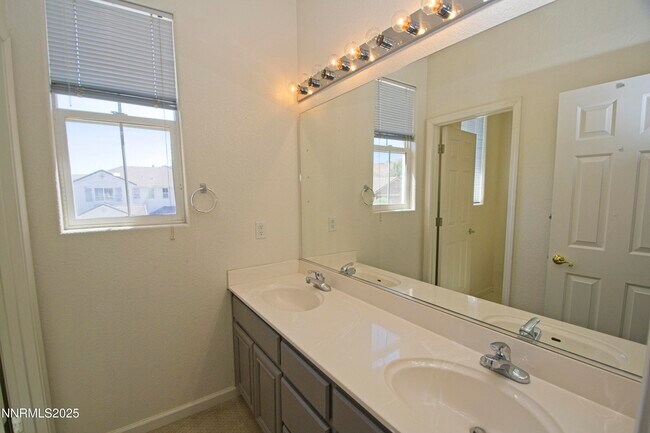 Building Photo - 3075 Roxbury Dr