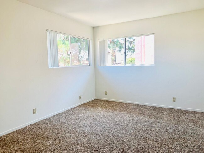 Building Photo - PERFECTLY LOCATED POINT LOMA 2BD/1.5BA TOW...