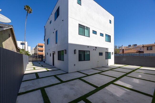 Building Photo - 14420 Tiara St