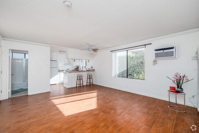 1BR, 1BA - 750SF - Living Room - 1943 Vista Del Mar Ave