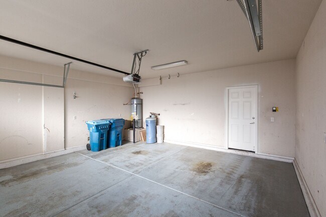 Building Photo - STALLION MOUNTAIN - HUGE 4 BEDROOM, 3 BATH UPGRADED SINGLE STORY