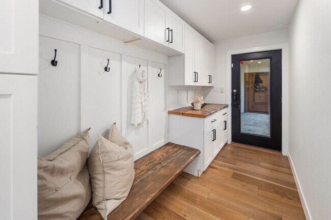 Building Photo - Redmond 4BD / 3BA Home with Central A/C on 3 Acres – Available Now