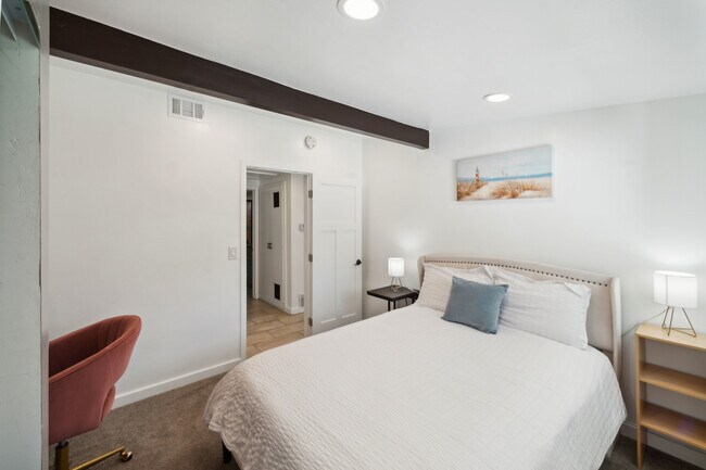 Clean bedroom with fresh linen for a restful and comfortable stay! - 9853 Saint George St