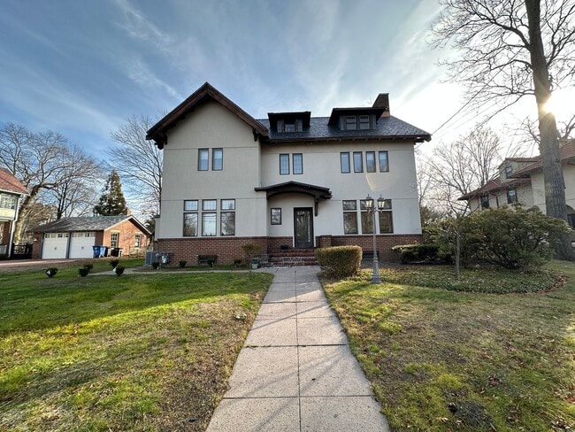 Building Photo - 671 Prospect St