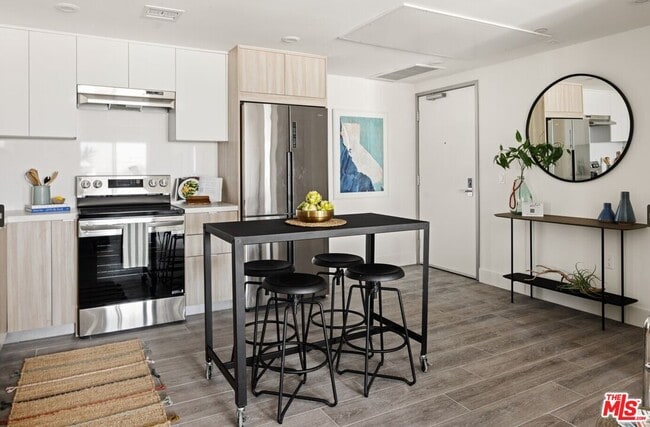 Building Photo - 2600 S Sepulveda Blvd