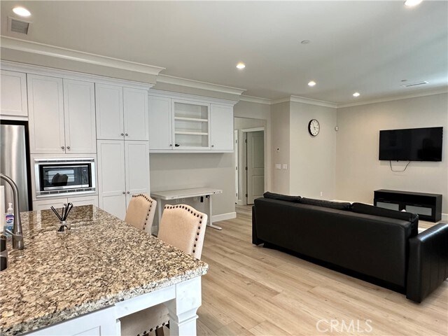 Building Photo - 120 Pendant