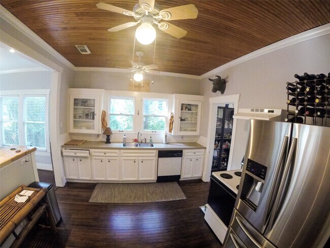 Building Photo - 210 Tabor St