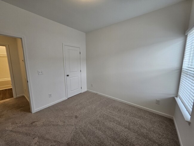 Building Photo - 129 Rosebush Ln