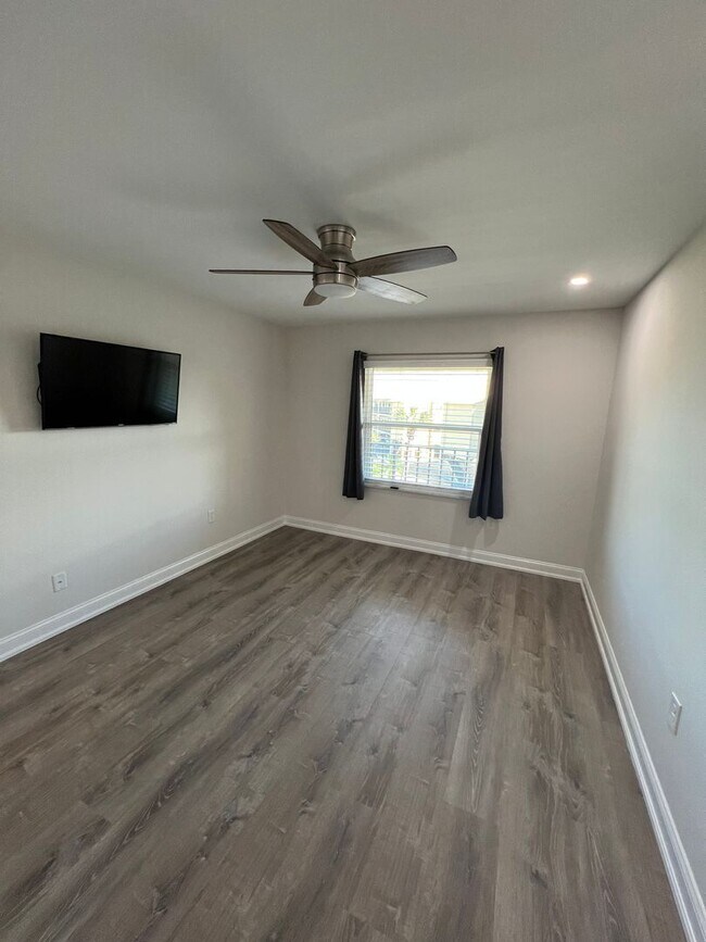 Building Photo - 14459 River Beach Dr