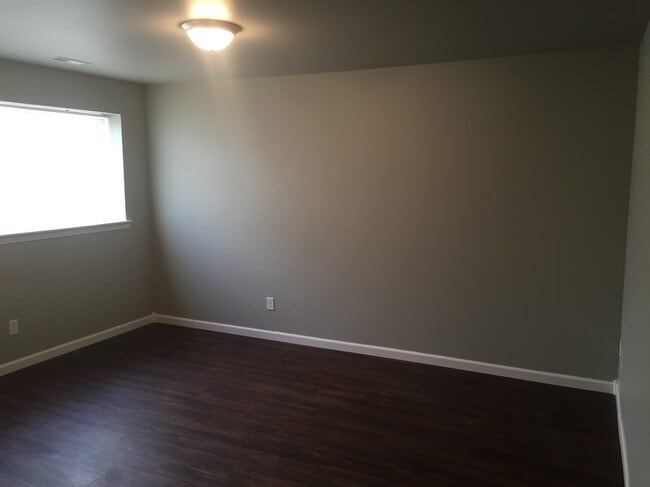 Building Photo - 730 10th St W