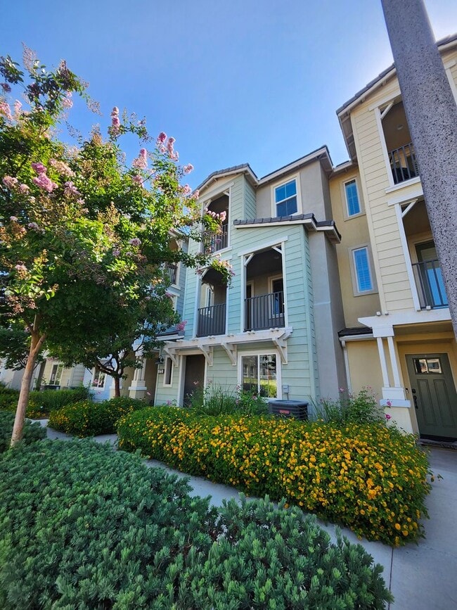 Building Photo - Gorgeous Tri-level Townhouse 3 beds 3 1/2 ...