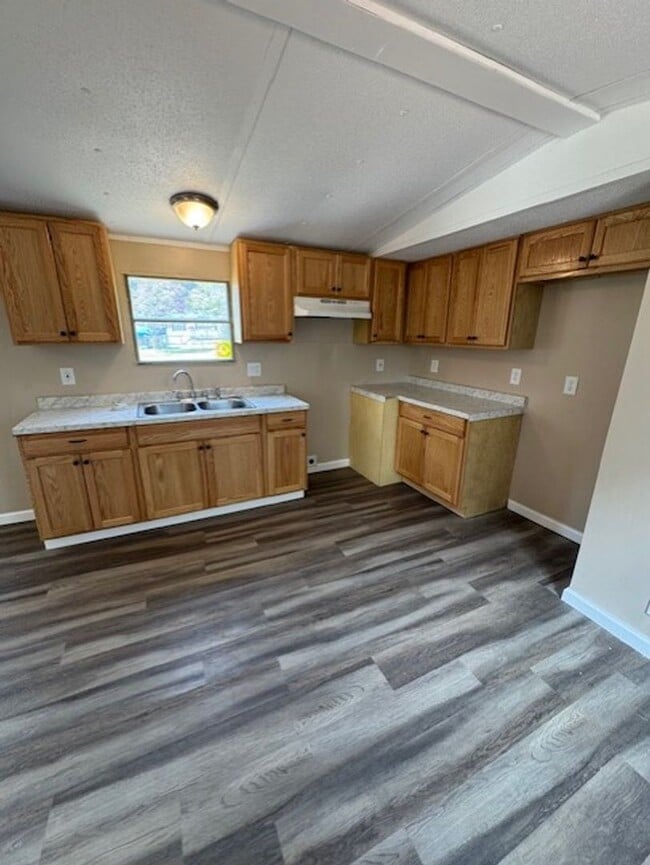 Building Photo - Newly Remodled 3 Bedroom 2 Bath Unit