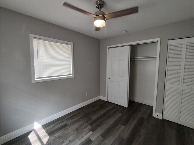 Building Photo - 320 W Howry Ave