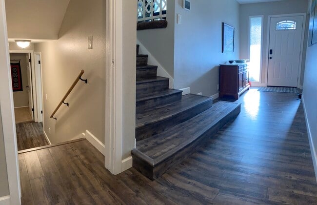 Building Photo - 9619 E 9th Ave