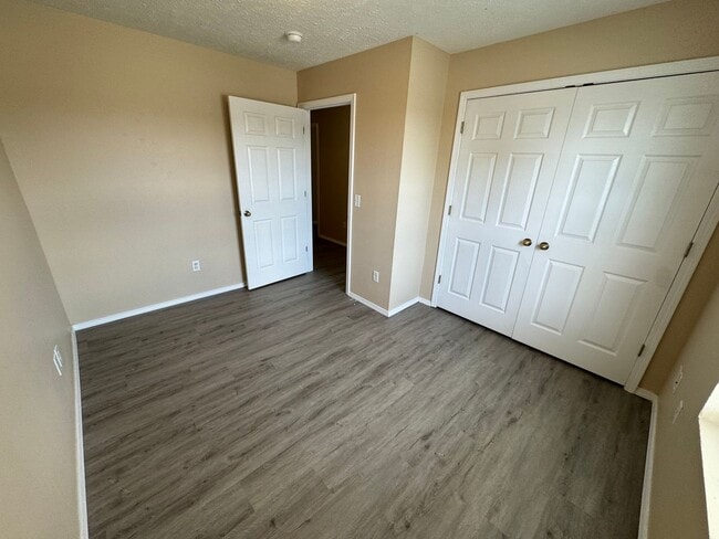 Building Photo - Updated 3 bedroom second floor Apartment a...