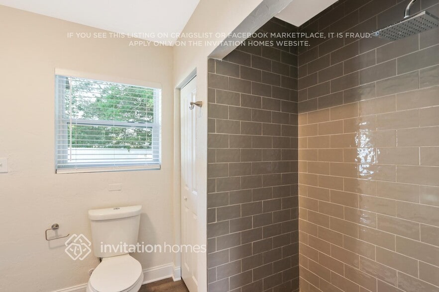 Building Photo - 4000 Marlin Dr SE