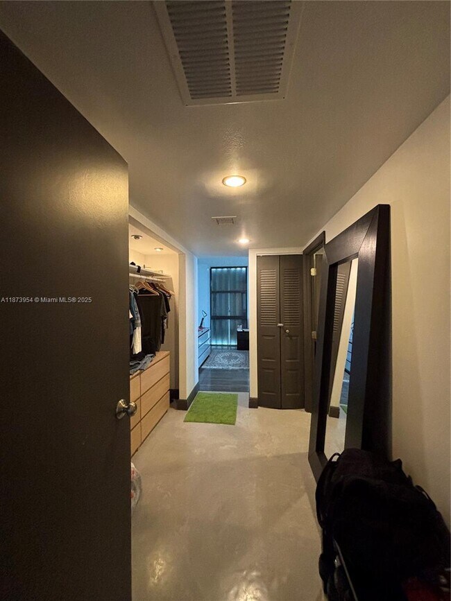 Building Photo - 3675 N Country Club Dr