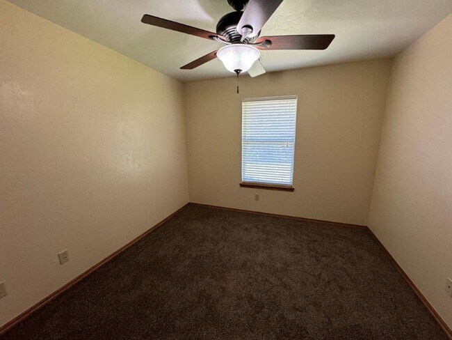 Building Photo - 4 bed, 2 bath ,3 car with storm shelter! B...