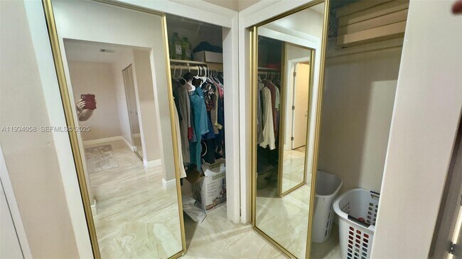 Building Photo - 329 SE 3rd St