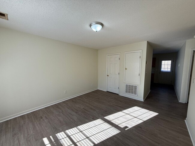 Building Photo - Two bedroom, 1 bath apartment in Graham (Park Place Apts)