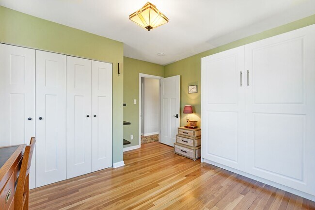 Building Photo - 5128 Linnean Terrace NW