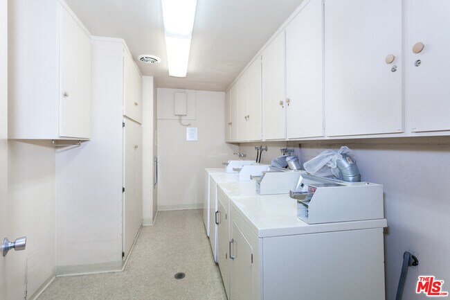 Building Photo - 5700 Ravenspur Dr